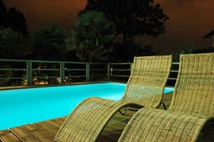 室外游泳池，日光浴躺椅