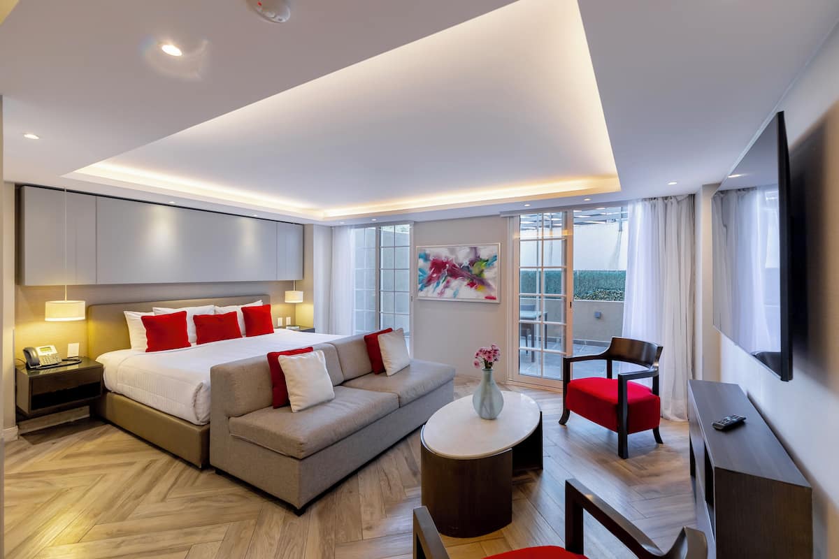 Suite junior, patio | Minibar, caja de seguridad en la habitación y escritorio