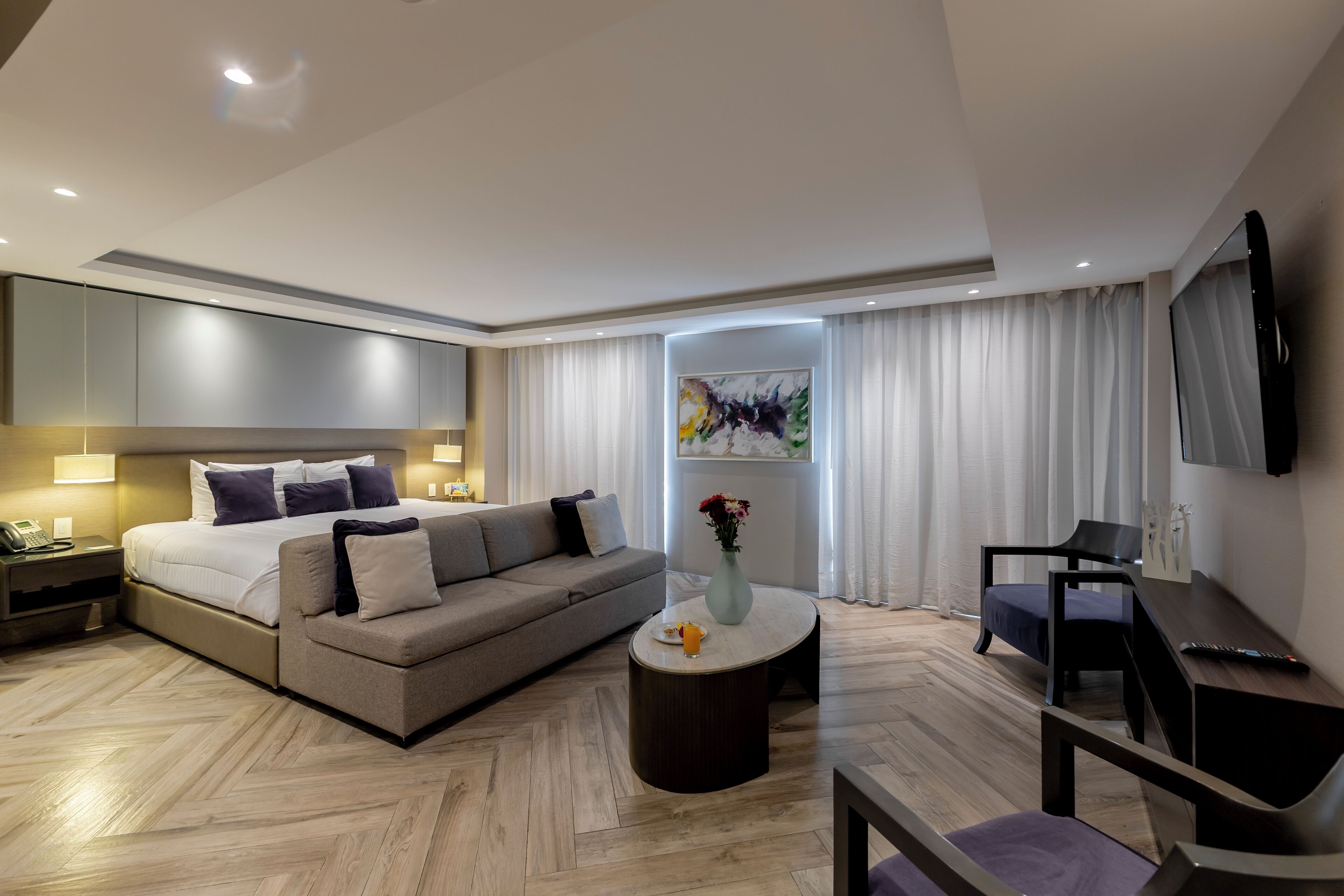 Minibar, caja de seguridad en la habitación y escritorio 