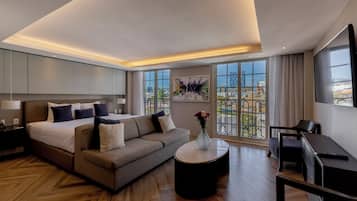 Kamar Deluks, 1 Tempat Tidur King dengan tempat tidur Sofa | Minibar, brankas, meja kerja, dan tirai kedap cahaya