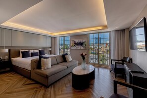 Deluxe-Zimmer, 1 King-Bett und Schlafsofa | Minibar, Zimmersafe, Schreibtisch, Verdunkelungsvorhänge