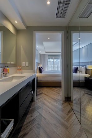 Deluxe Room, 1 Katil Raja (King) dengan Katil Sofa | Bilik Mandi | Pancuran mandi, kelengkapan dandanan diri berjenama, pengering rambut 