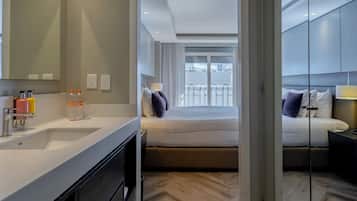 Super Saver, 1 King Bed | Badezimmer