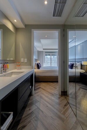 Super Saver, 1 King Bed | Bad | Dusj, designertoalettartikler, hårføner og badekåper