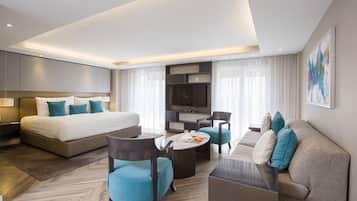 Minibar, caja de seguridad en la habitación y escritorio