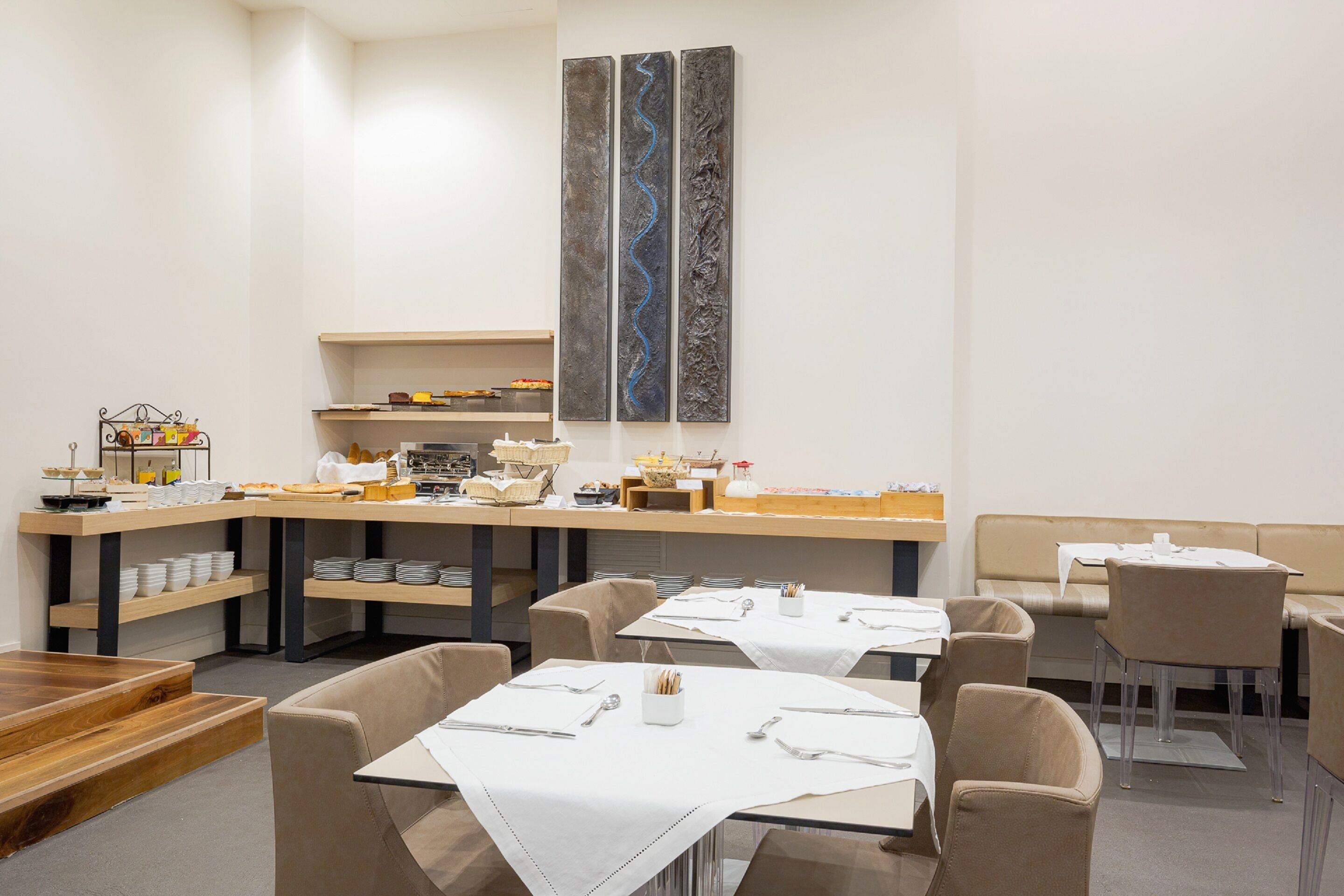 Petit déjeuner buffet (13 EUR par personne)