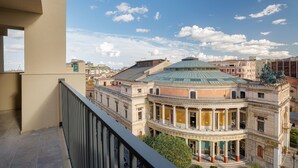 Un edificio histórico con arquitectura clásica, que presenta una cúpula central y un patio.