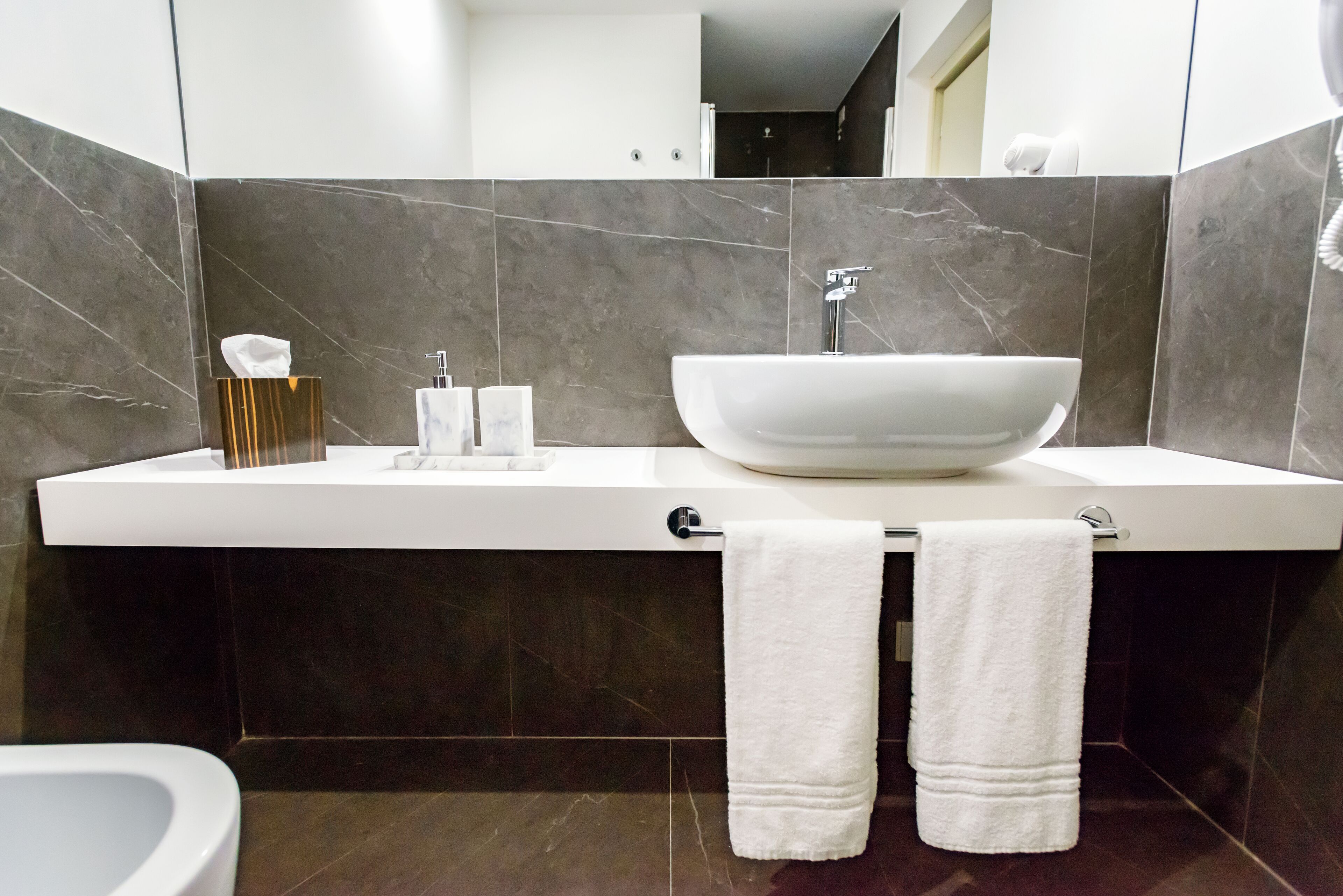 standard triple room | bathroom | combined shower/bathtub, free toiletries, hair dryer, slippers