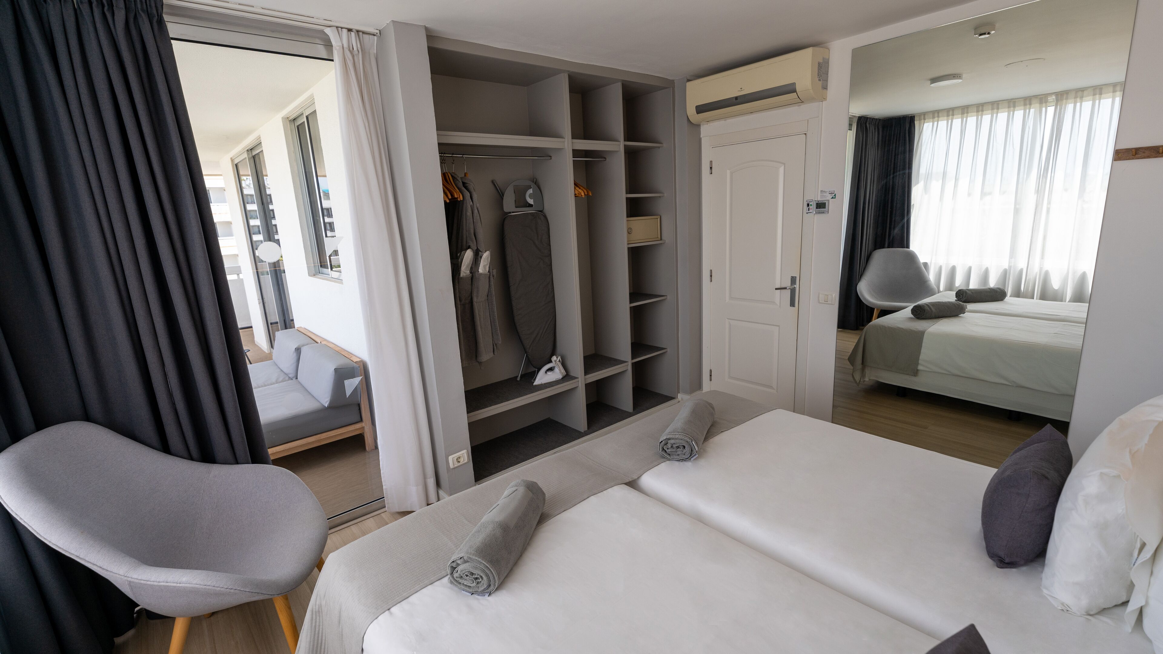 Zimmersafe, Schreibtisch, Verdunkelungsvorhänge, Bügeleisen/Bügelbrett