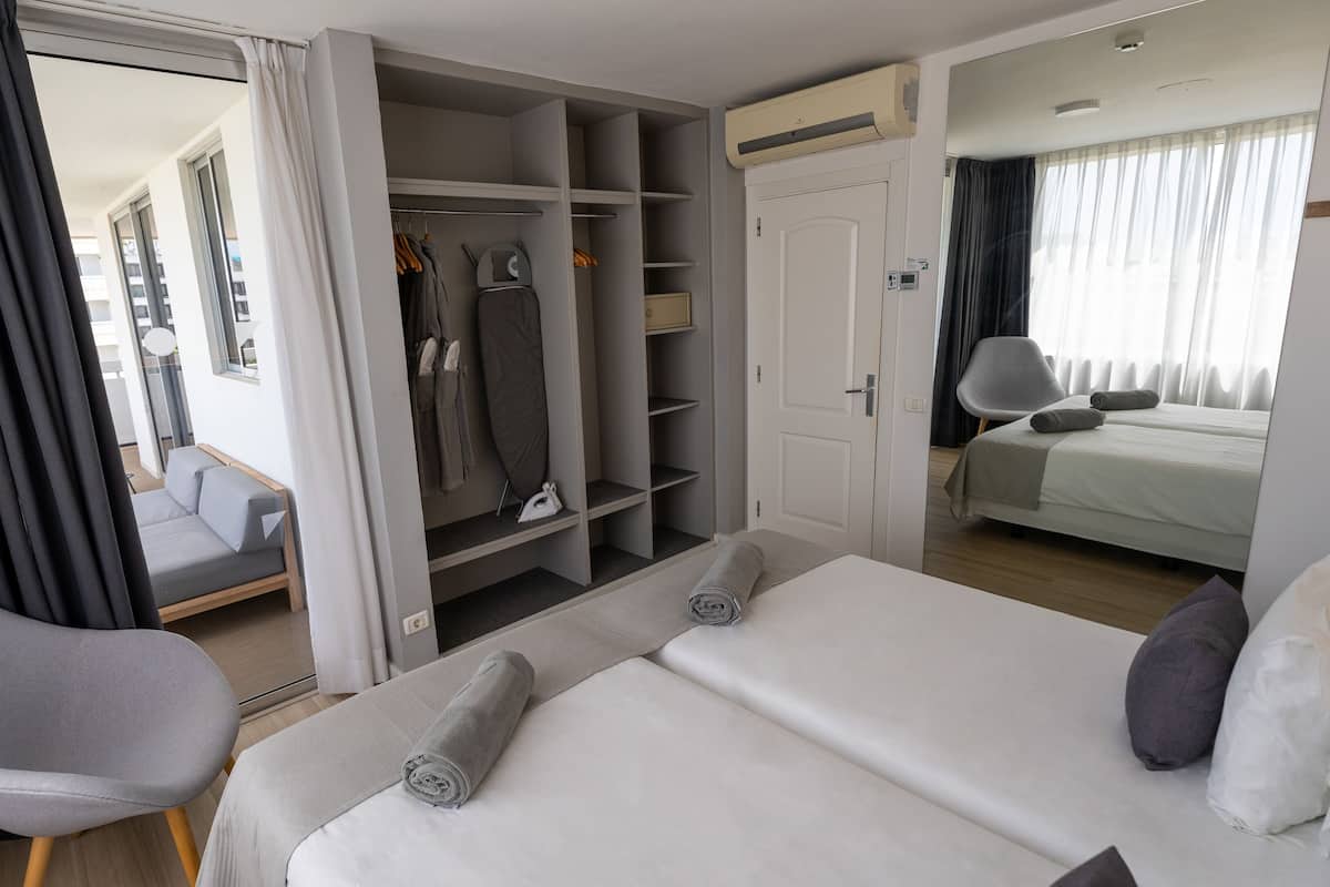 Coffres-forts dans les chambres, bureau, rideaux occultants