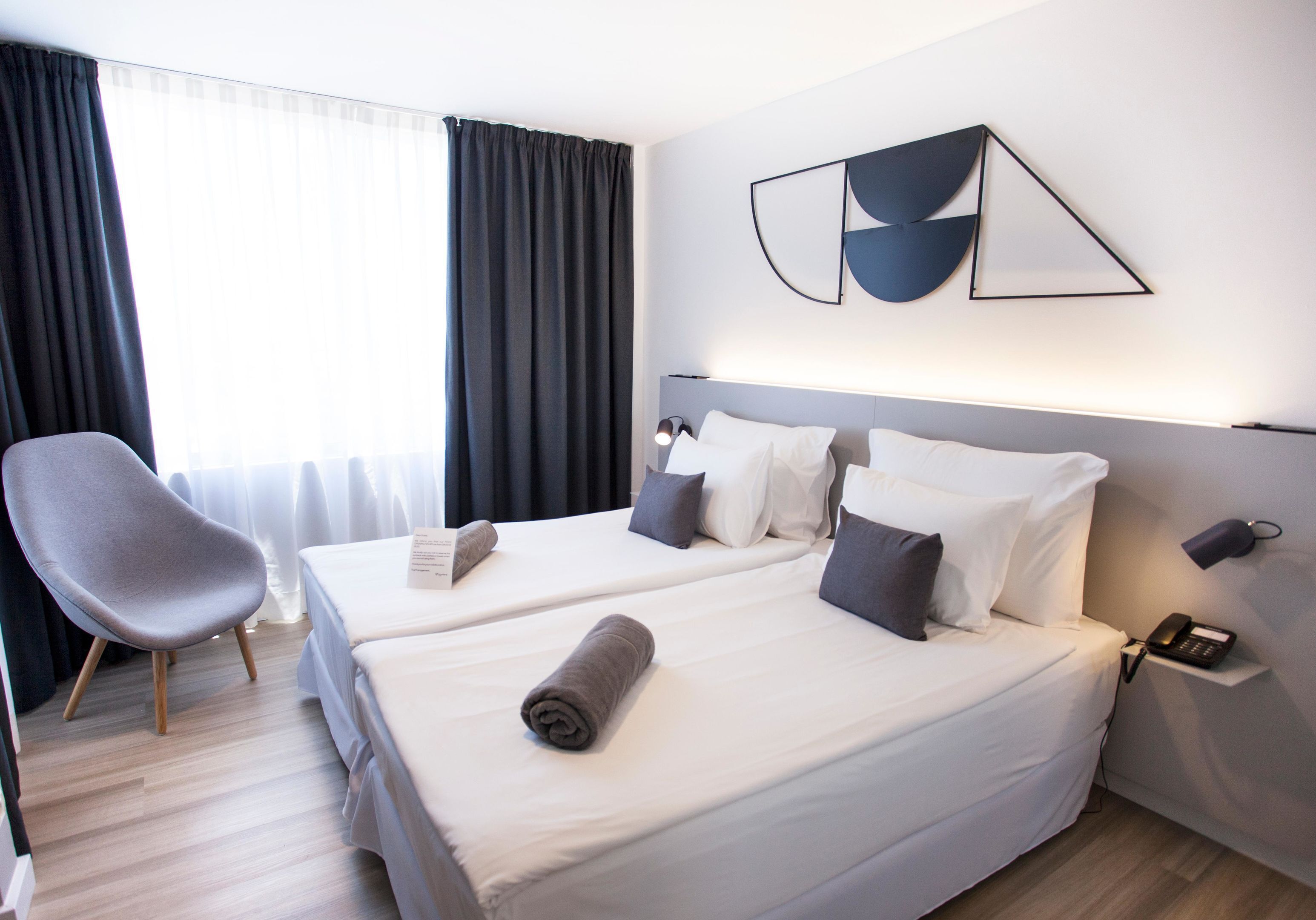 Safe på rommet, skrivebord, blendingsgardiner og strykejern/-brett