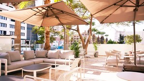 Phục vụ bữa sáng và bữa tối 