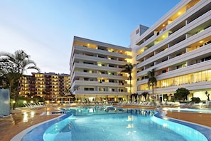 2 outdoor pools, pool umbrellas, pool loungers - Coral Suites & Spa (Arona)