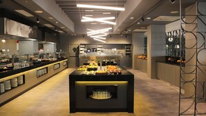 Un buffet moderne, avec une variété de plats présentés sur un comptoir central.