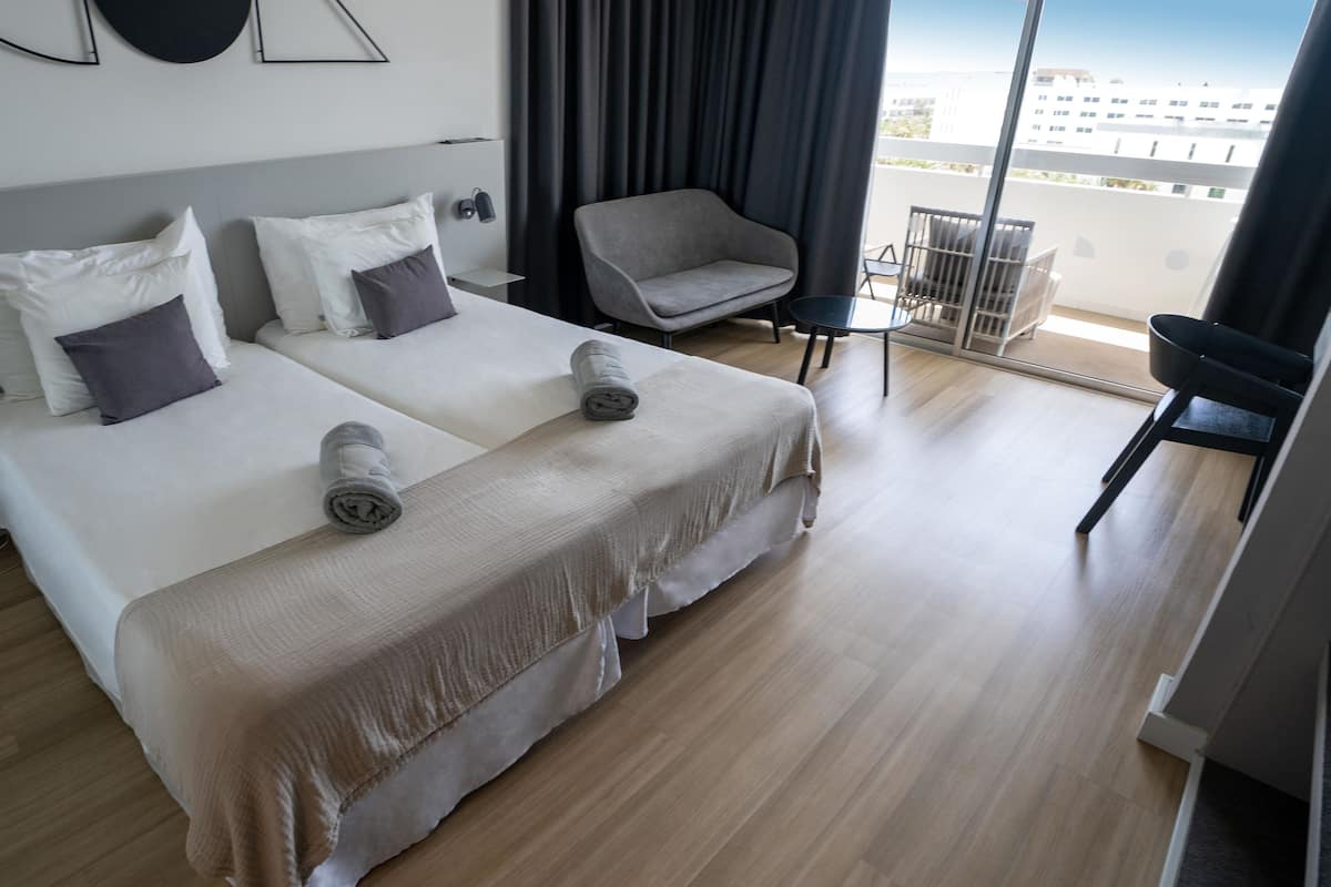 Tallelokero huoneessa, työpöytä, pimennysverhot, silitysrauta/-lauta