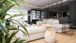 Un salon moderne avec un canapé, une table basse et un panier décoratif.