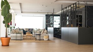 Un salon moderne avec un ensemble de canapés, une table basse et une plante en pot.