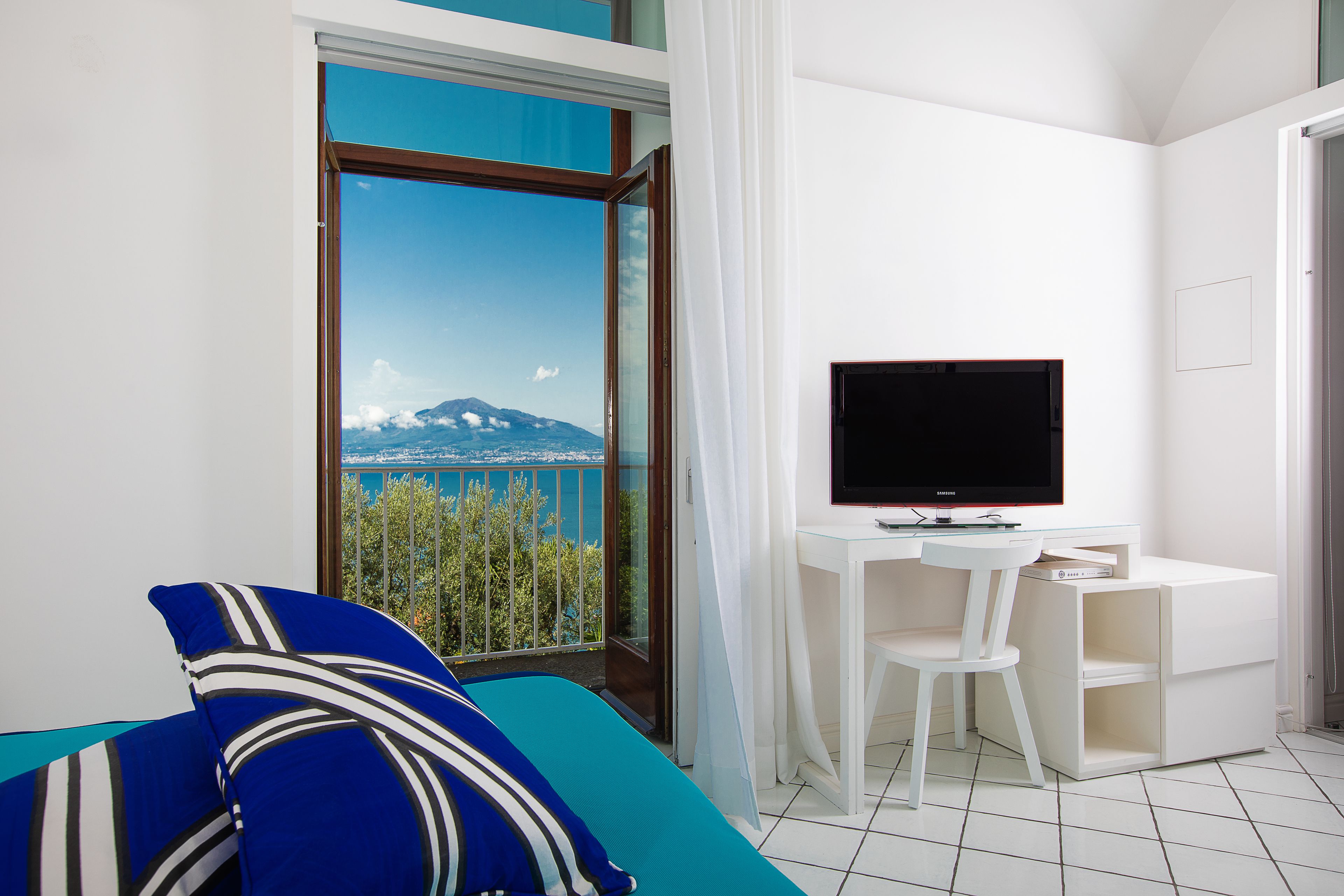 classic double or twin room, sea view | premium bedding, minibar, in-room safe, desk