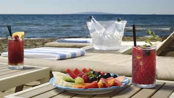 Privat strand, vit sandstrand och gratis transport till/från stranden
