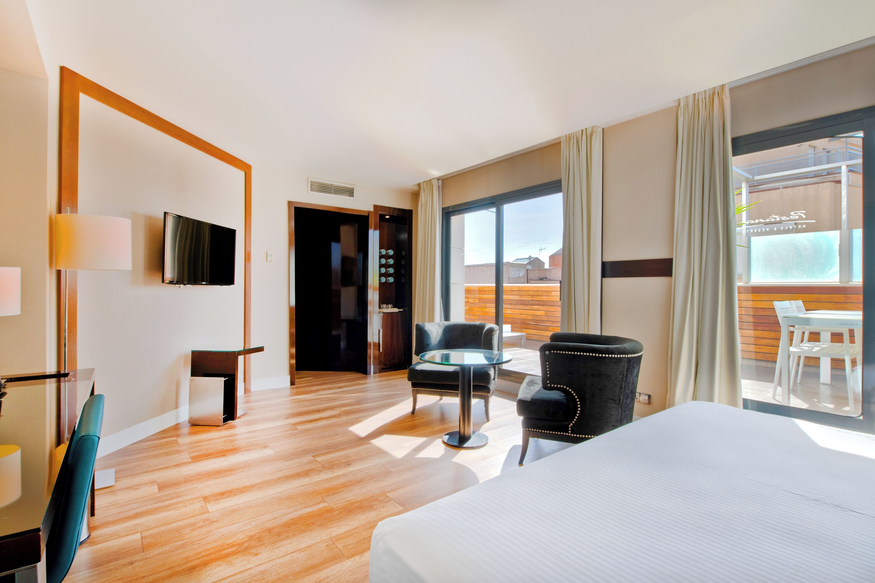 Minibar, coffres-forts dans les chambres, décoration personnalisée