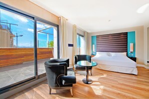 Junior-Suite (Jacuzzi on the Terrace) | Minibar, Zimmersafe, individuell dekoriert, individuell eingerichtet
