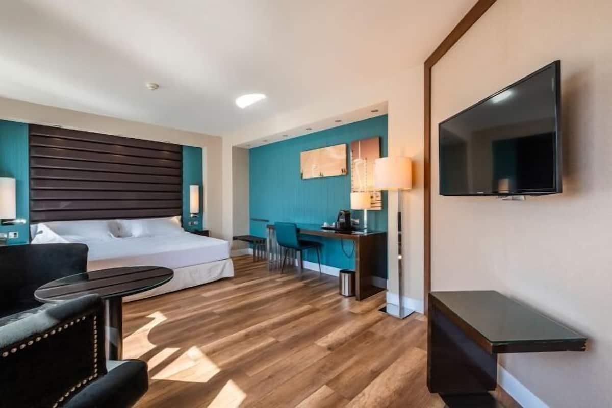Minibar, caja fuerte, escritorio y cortinas opacas