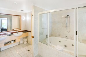 Shower, pengering rambut, handuk, dan sabun