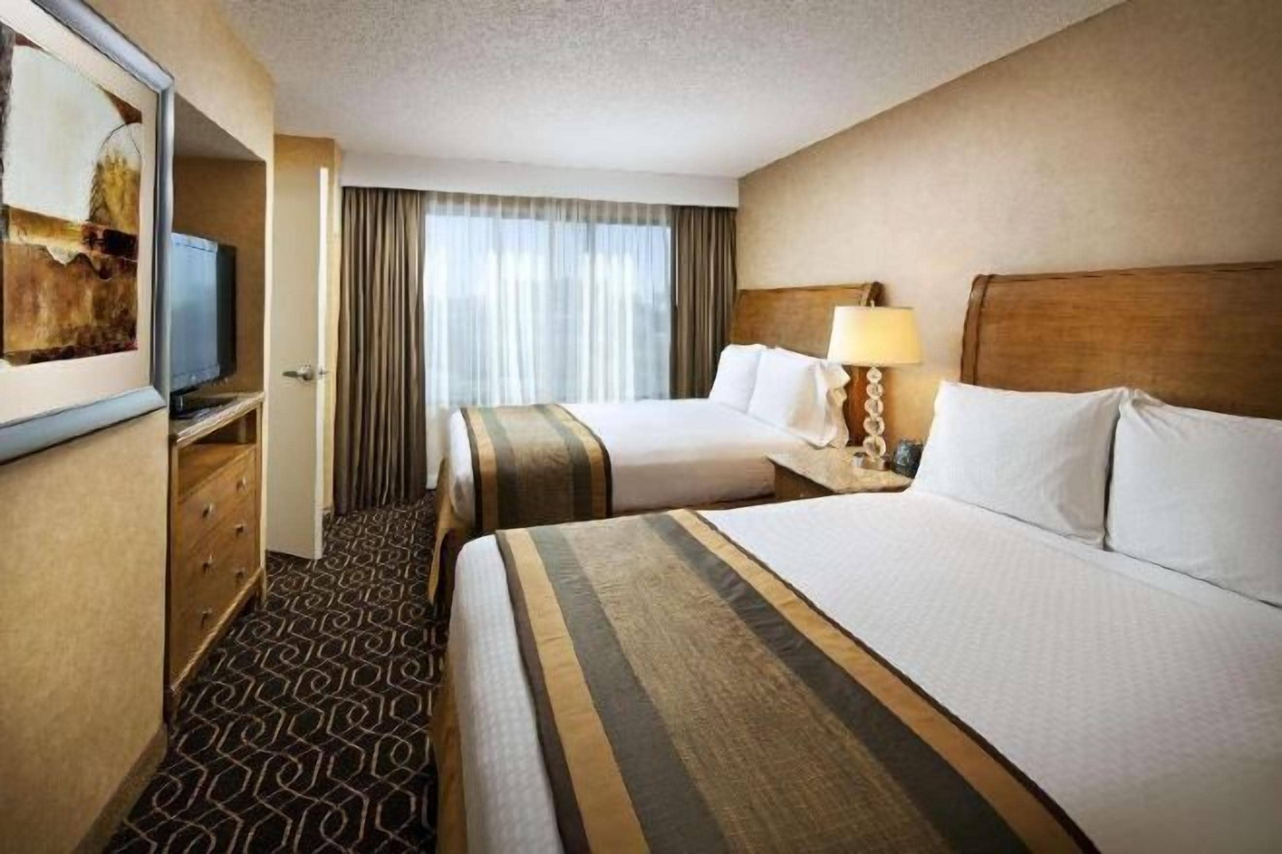 เครื่องนอนระดับพรีเมียม, ตู้นิรภัยในห้องพัก, โต๊ะทำงาน, ผ้าม่านกันแสง