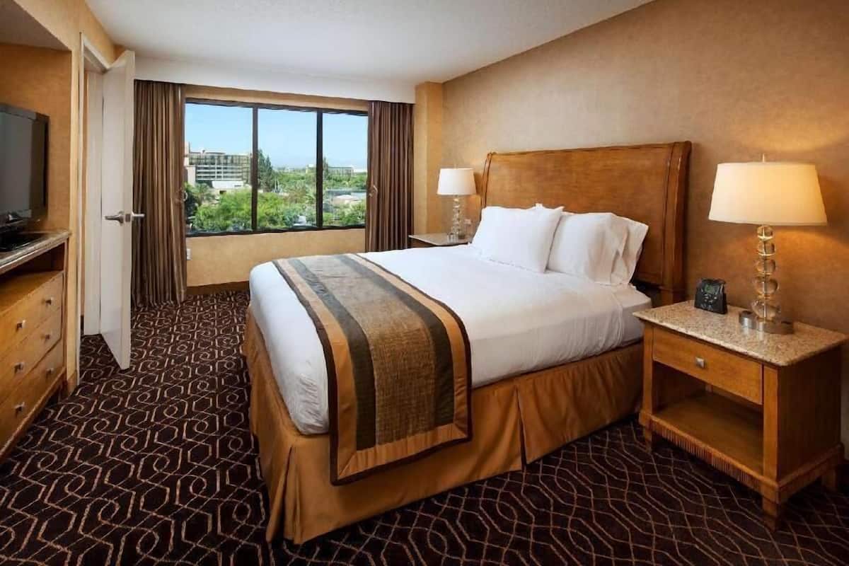 Literie de qualitĂ©, coffre-fort, bureau, rideaux dâobscurcissement