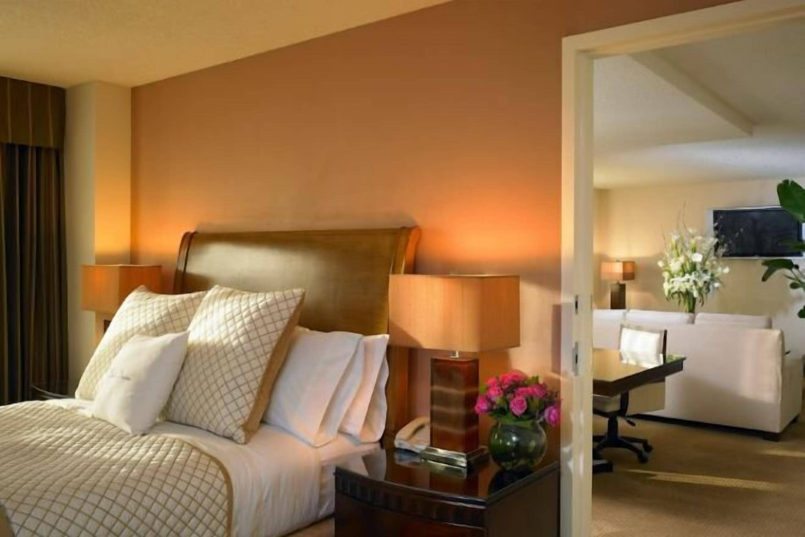 เครื่องนอนระดับพรีเมียม, ตู้นิรภัยในห้องพัก, โต๊ะทำงาน, ผ้าม่านกันแสง