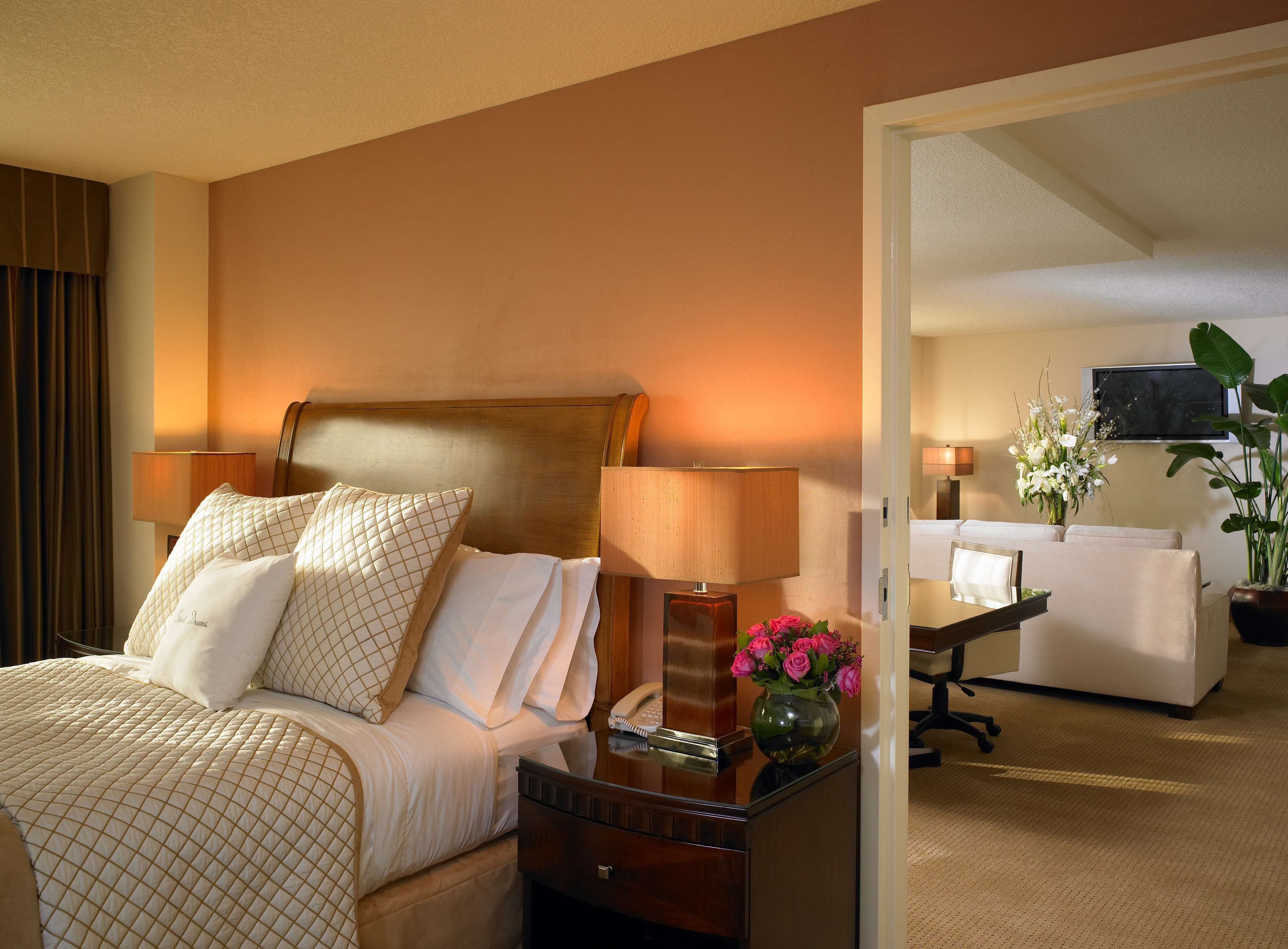 presidential suite, 1 queen bed | premium bedding, in-room safe, desk, blackout curtains