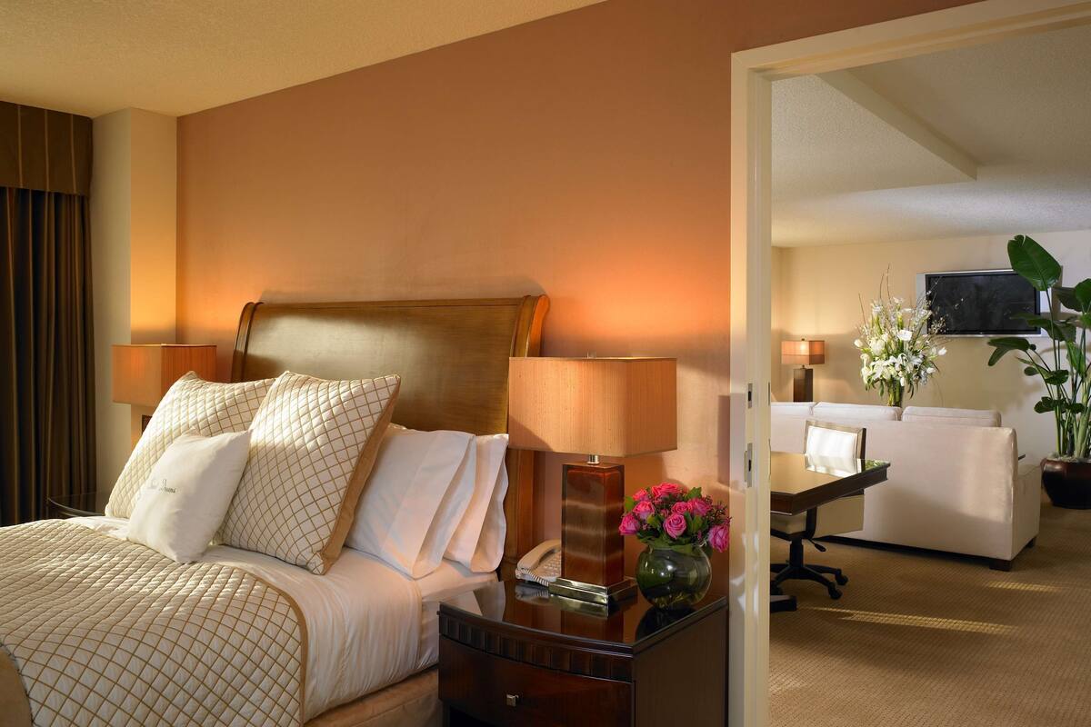 presidential suite, 1 queen bed | premium bedding, in-room safe, desk, blackout curtains