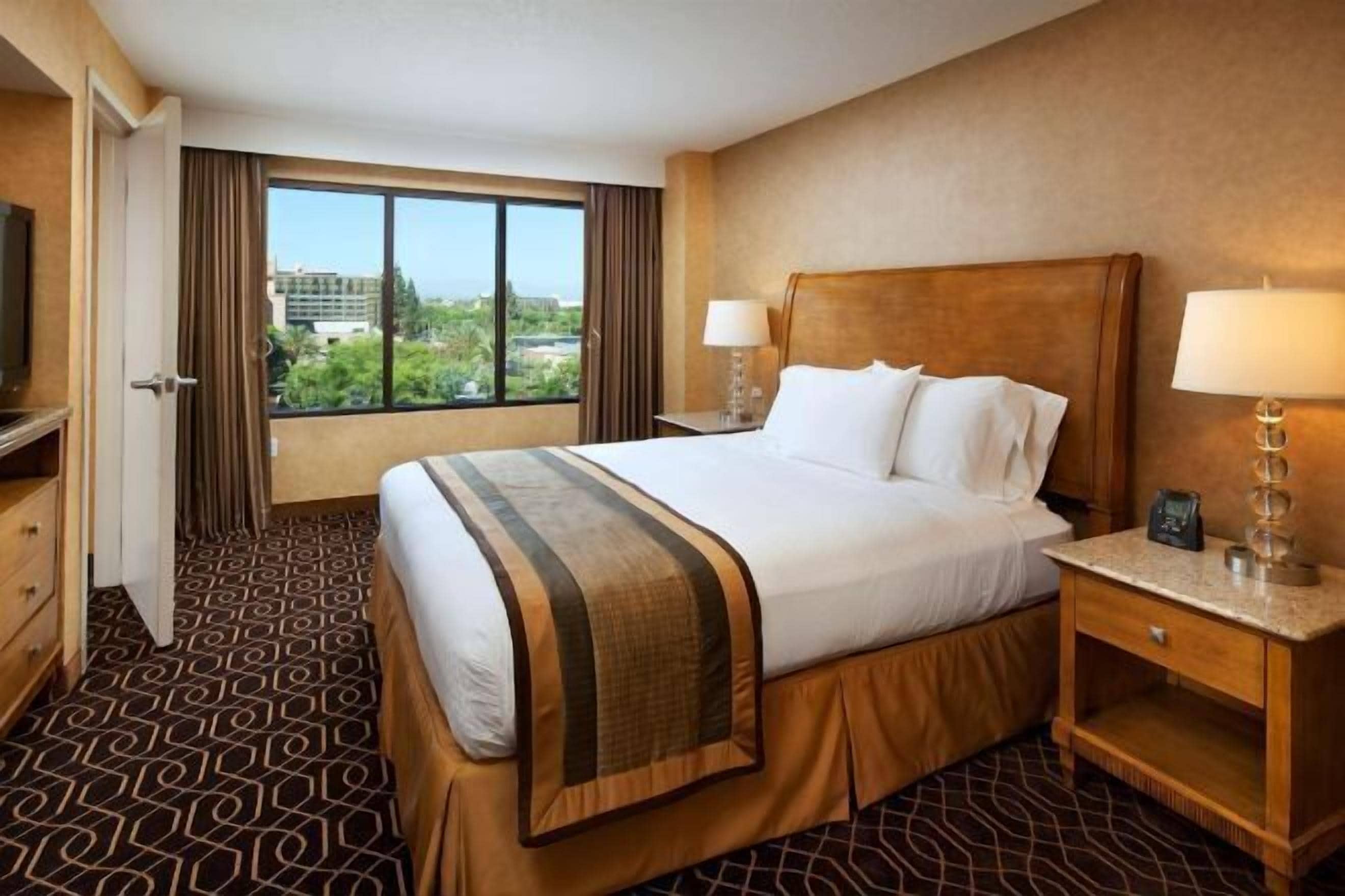 เครื่องนอนระดับพรีเมียม, ตู้นิรภัยในห้องพัก, โต๊ะทำงาน, ผ้าม่านกันแสง