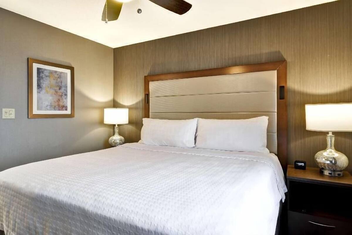 Hypo-allergenic bedding, in-room safe, desk, laptop workspace