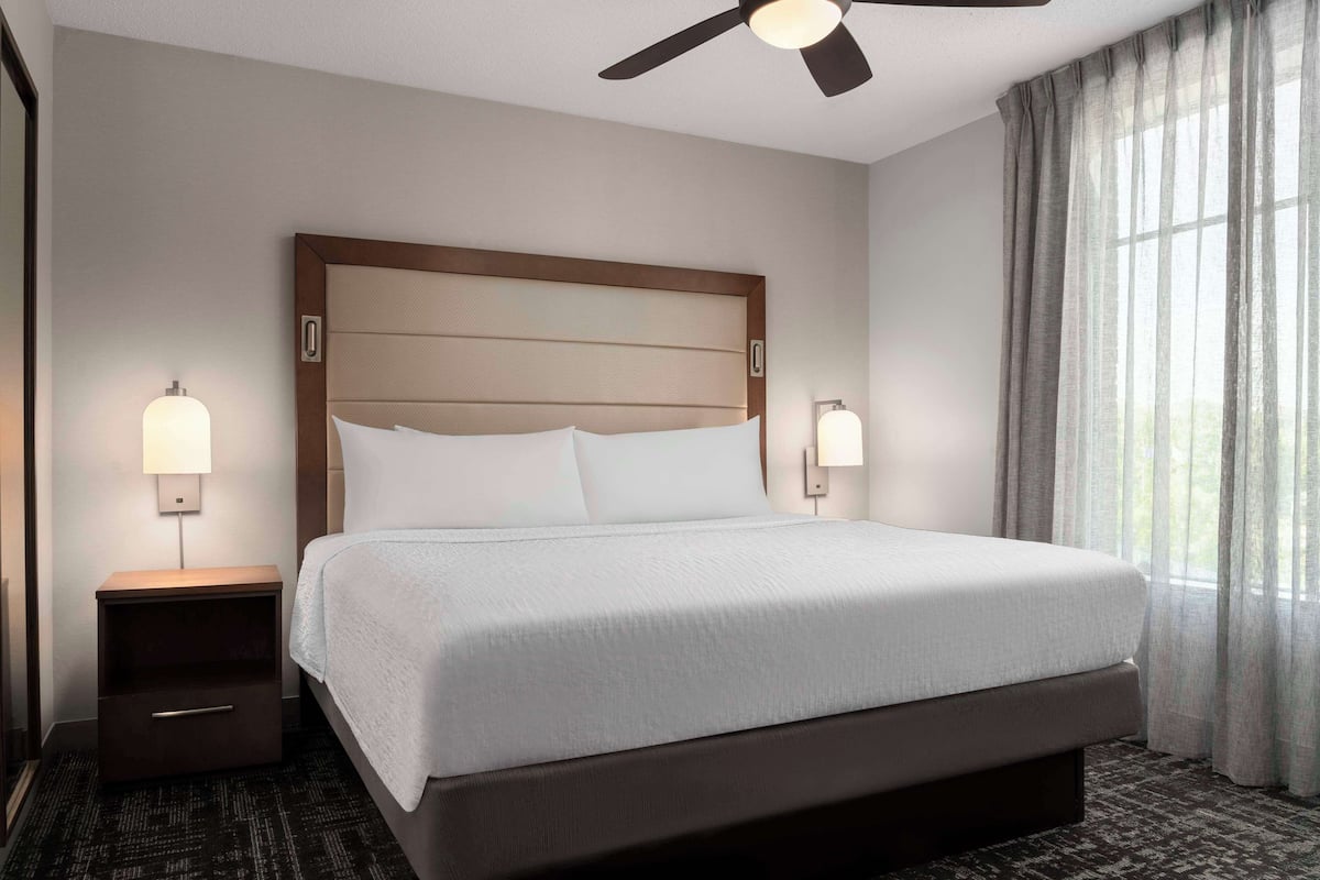 Hypo-allergenic bedding, in-room safe, desk, laptop workspace