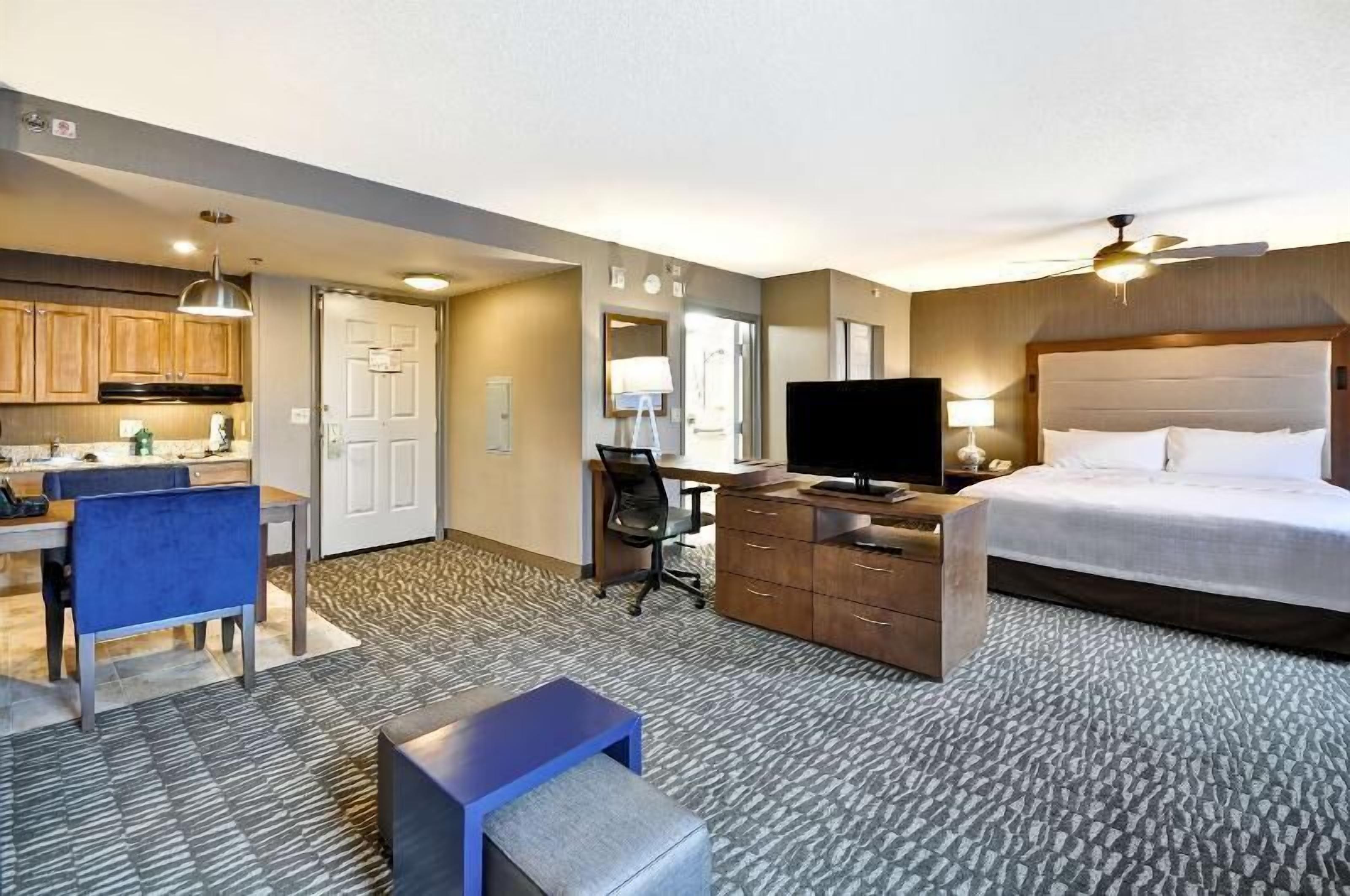 Hypo-allergenic bedding, in-room safe, desk, laptop workspace