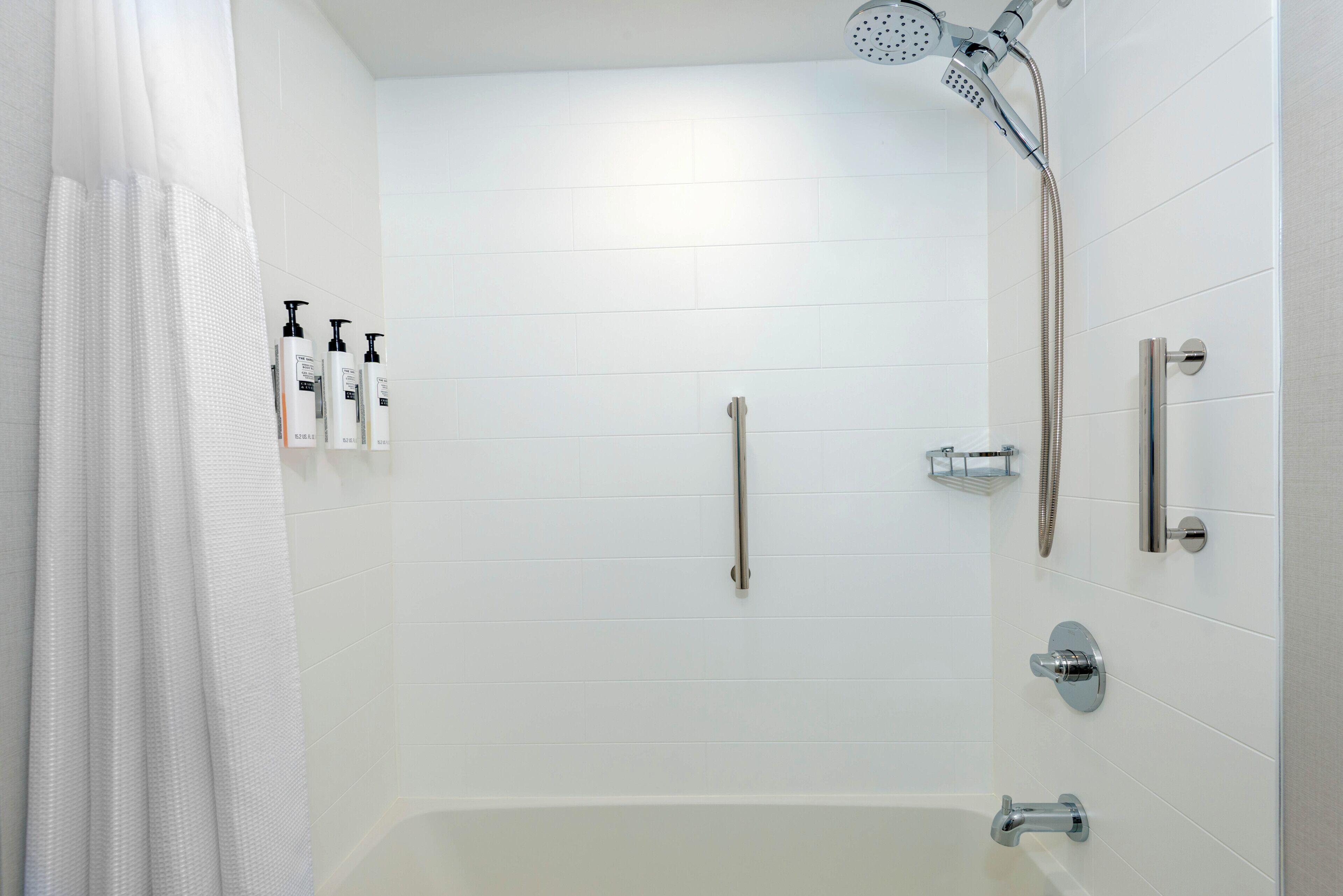 Kostenlose Toilettenartikel, Haartrockner, Handtücher