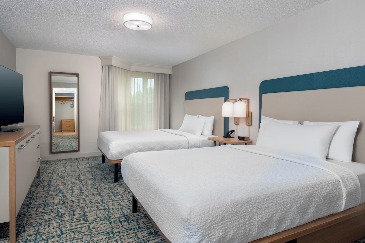 Premium bedding, in-room safe, desk, iron/ironing board