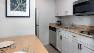 Coffee/tea maker, fridge, microwave, stovetop