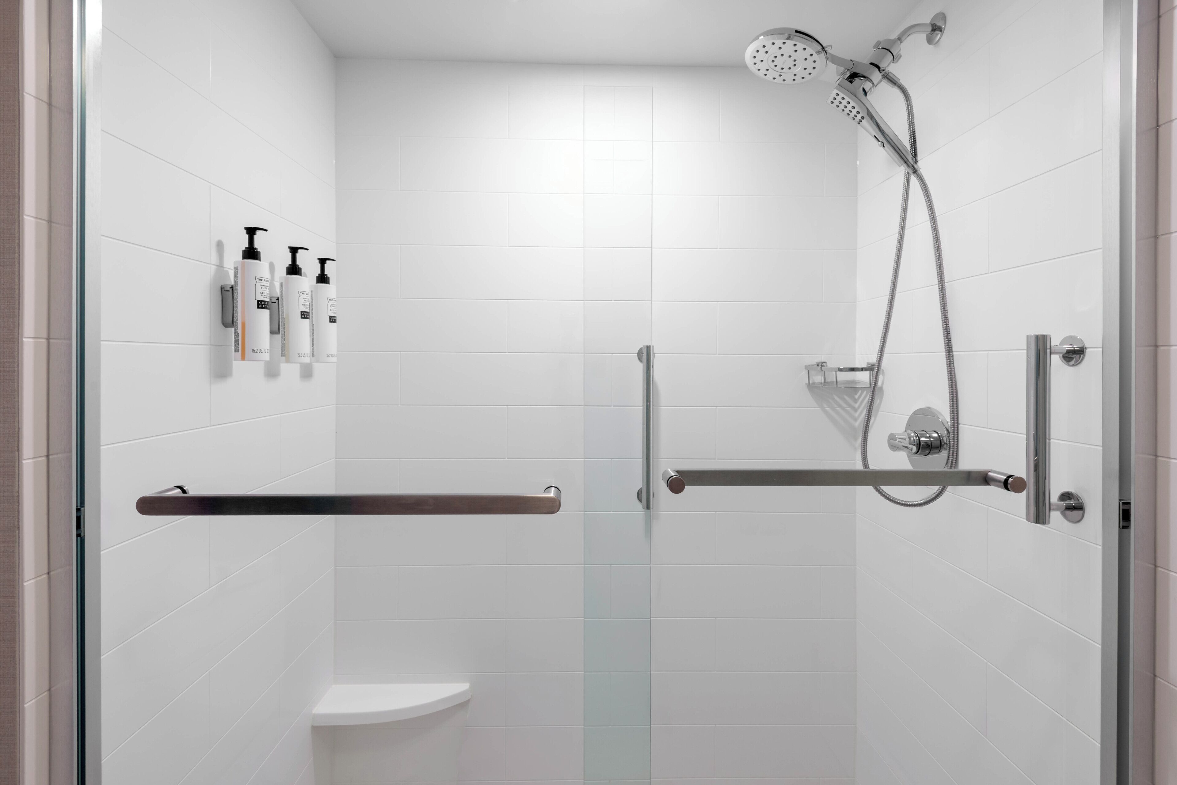 Amenidades de baño gratuitas, secadora de cabello, toallas 