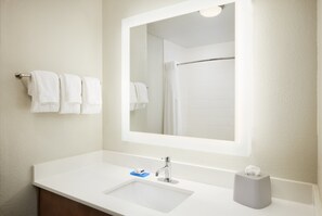 Gratis toiletartikelen, een haardroger, handdoeken, zeep