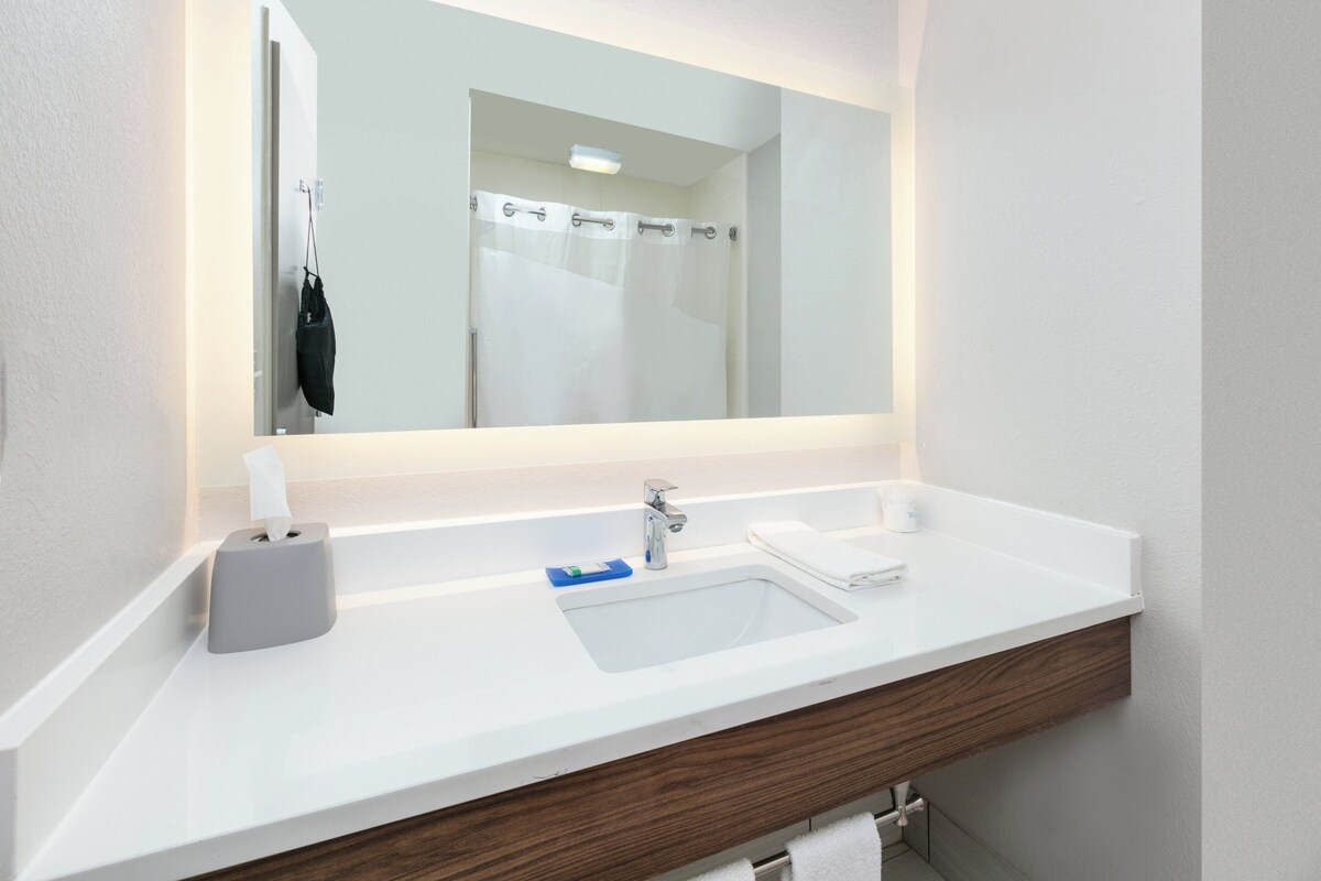 In-room safe, desk, iron/ironing board, cots/infant beds