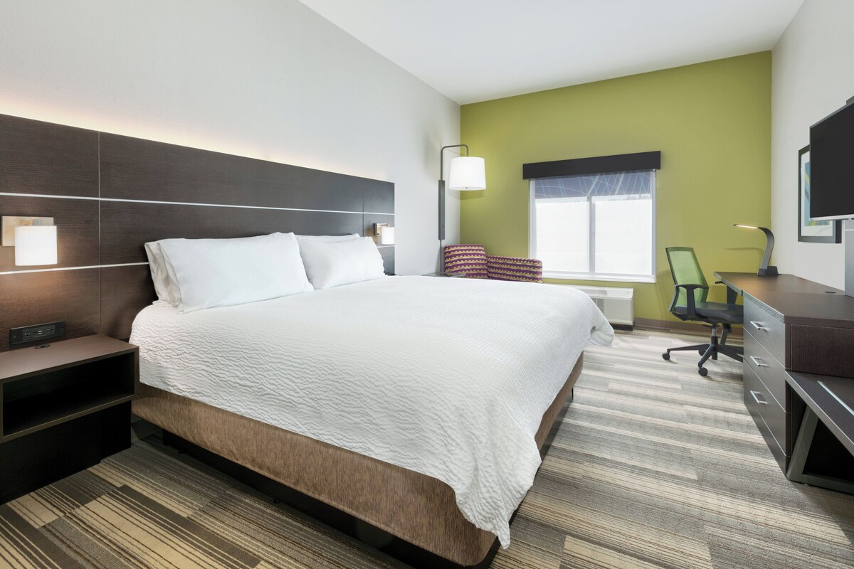 In-room safe, desk, iron/ironing board, cots/infant beds