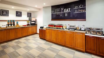 Café da manhã com buffet grátis todos os dias
