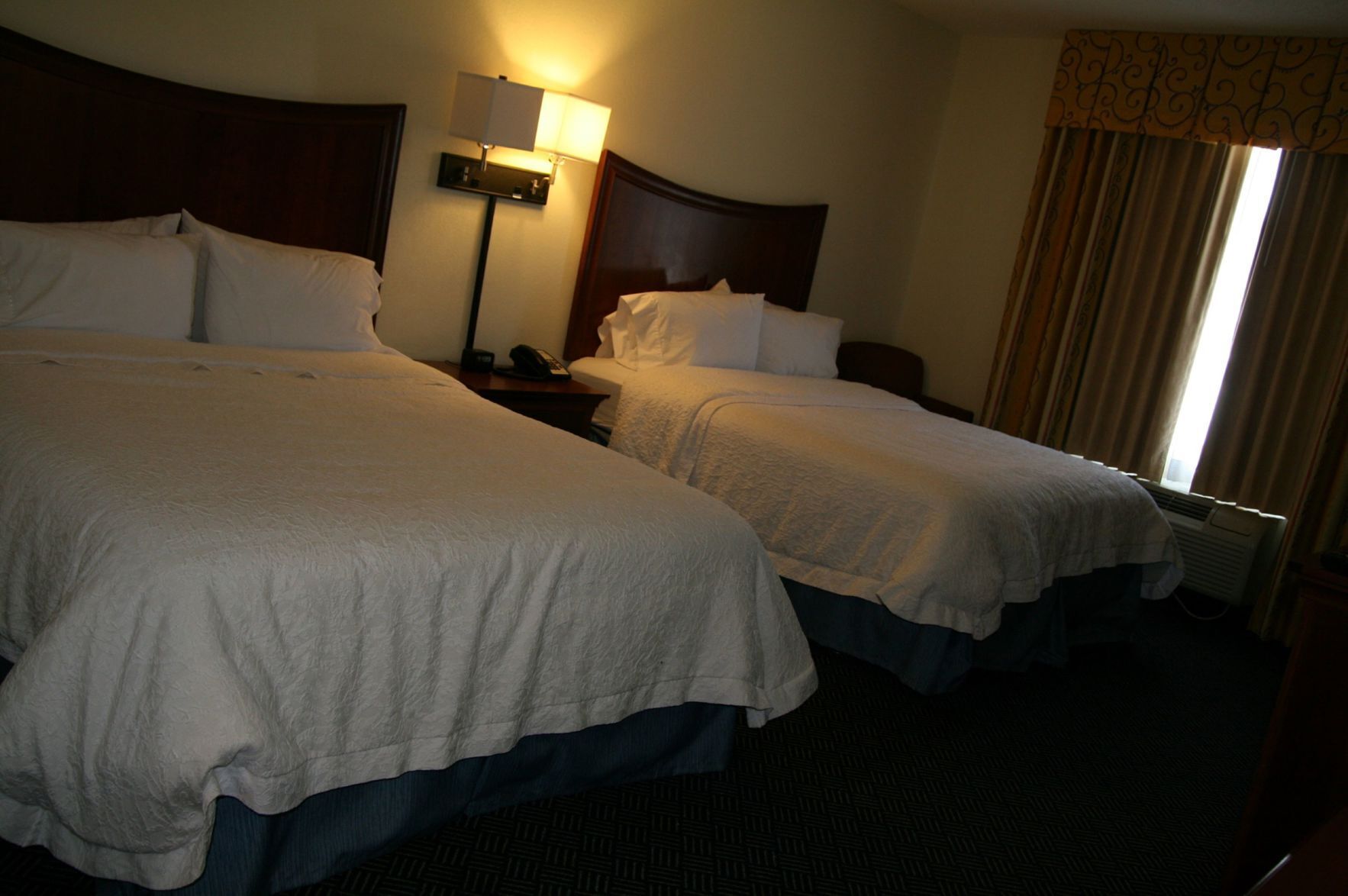 Ropa de cama de alta calidad, colchones con pillow-top y escritorio 