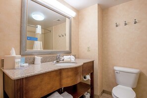 One king bed non smoking | Bathroom | Combined shower/tub, free toiletries, hair dryer, towels