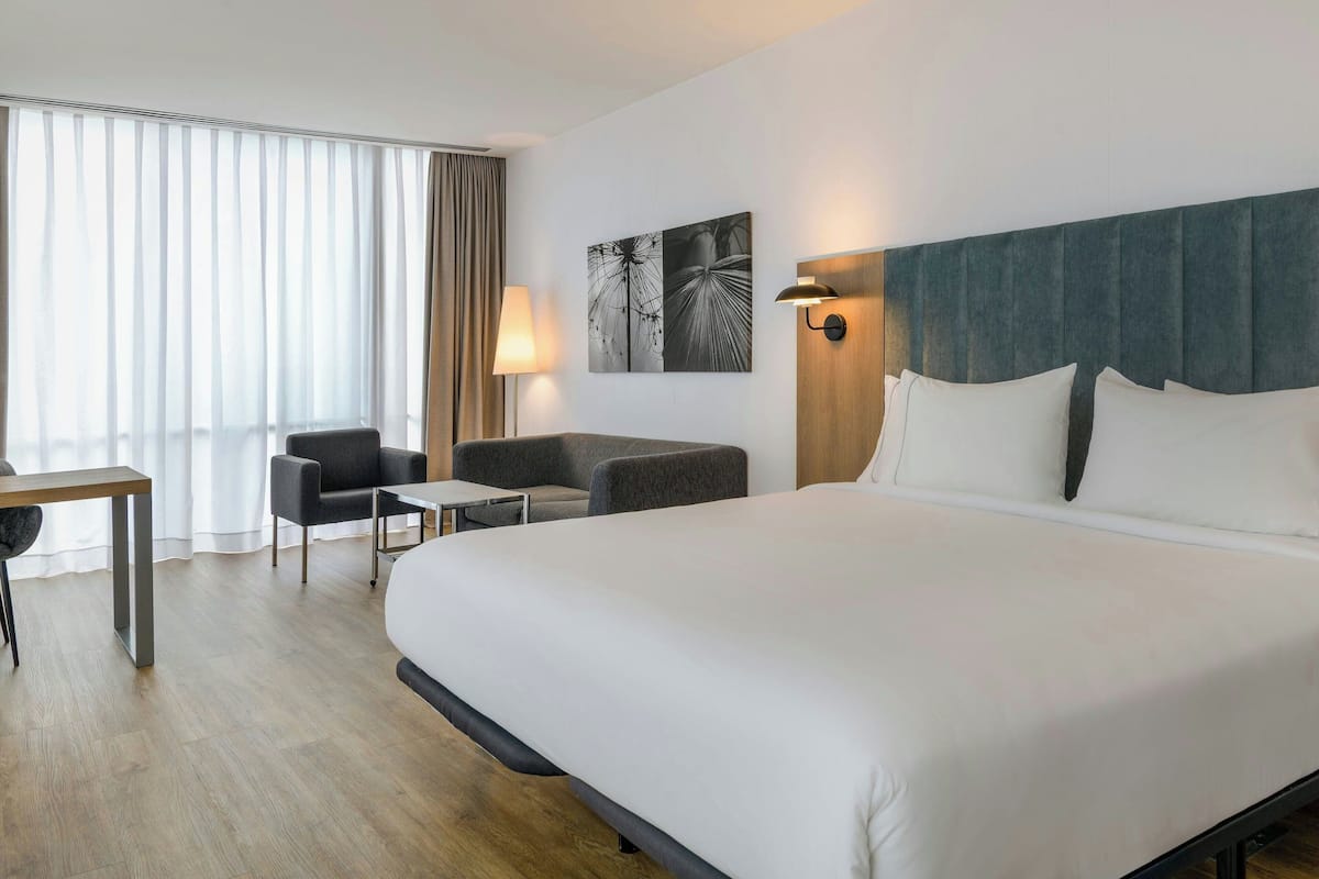 Standard Room, 1 King Bed, Non Smoking | Premium bedding, minibar, in-room safe, desk