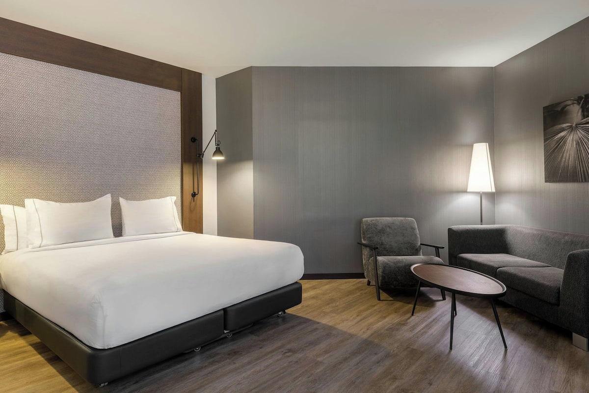 Standard Room, 1 Queen Bed, Non Smoking | Premium bedding, minibar, in-room safe, desk
