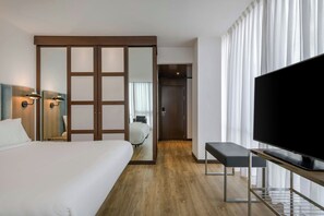 Standardzimmer, 1 King-Bett | Hochwertige Bettwaren, Minibar, Zimmersafe, Schreibtisch