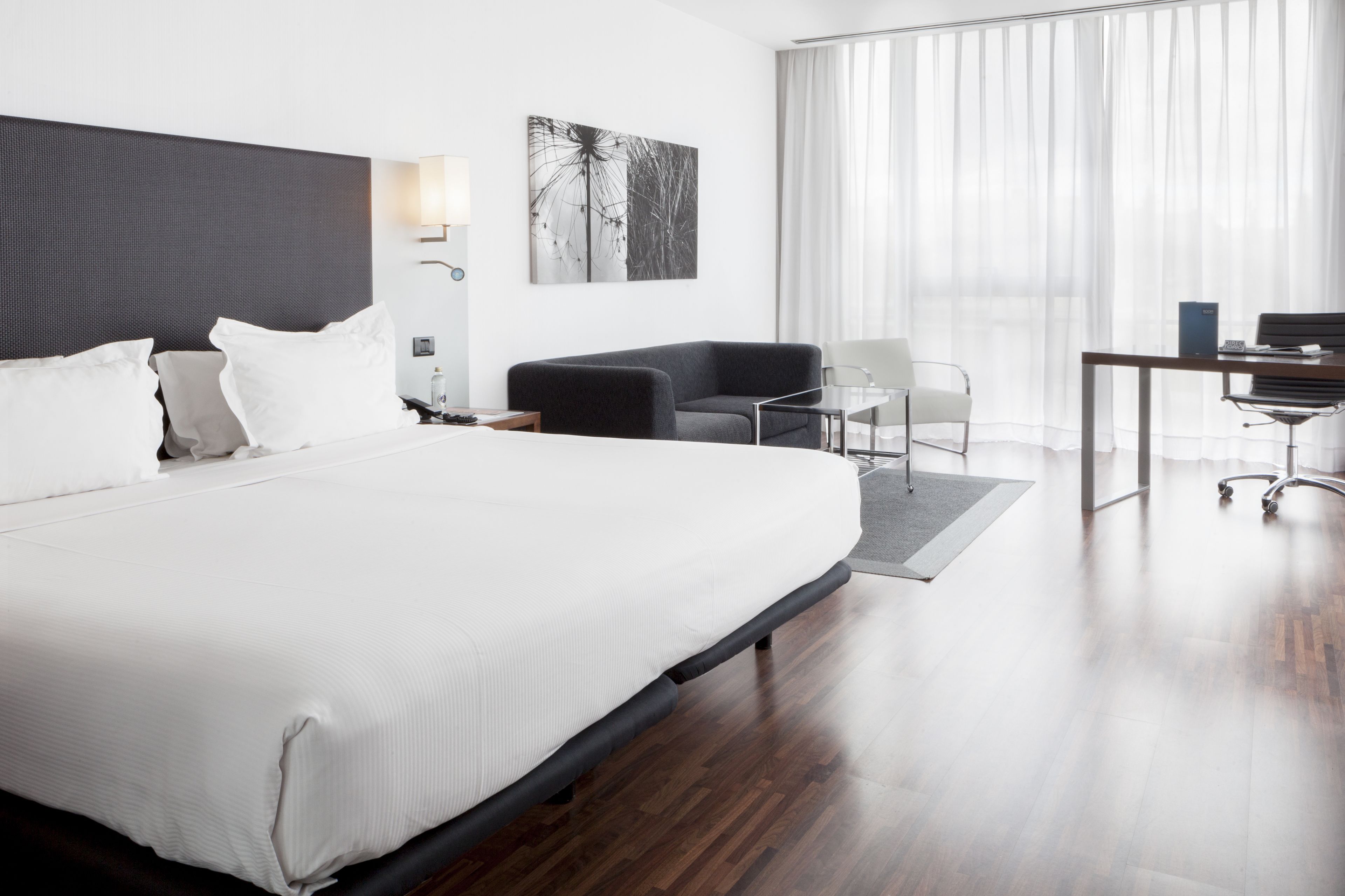 standard room, 1 double bed, non smoking | premium bedding, minibar, in-room safe, desk